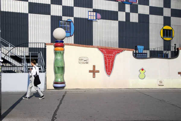 Beroemde Hundertwasser architectuur gebouw Spittelau vuilverbrandingsfabriek — Stockfoto