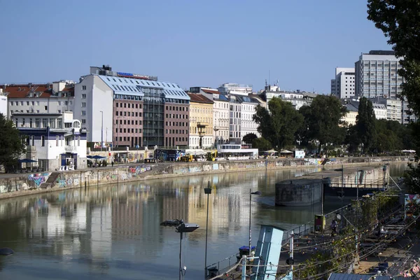 Wide angle view of the Danube canal in Vienna city center. — Stock Photo, Image