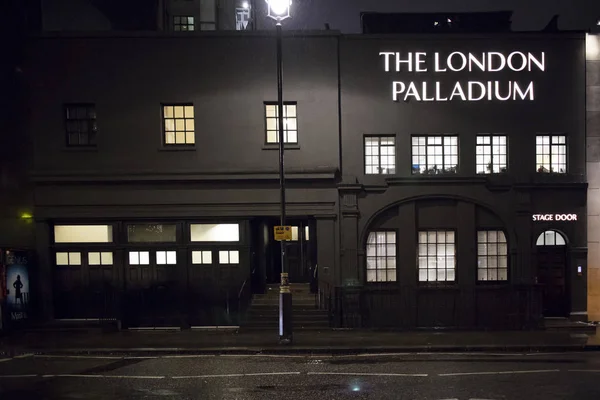 El London Palladium en el West End de Londres es un icono del teatro británico. Actos de anfitrión, celebridades de todo el mundo. Famoso por la noche del domingo —  Fotos de Stock