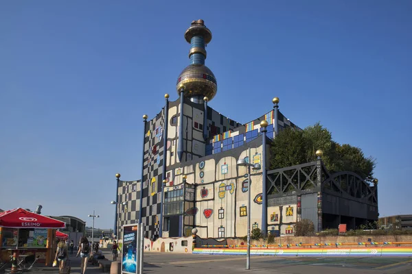 Beroemde Hundertwasser architectuur gebouw Spittelau vuilverbrandingsfabriek — Stockfoto