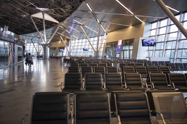 Vnukovo Aeroporto a partir do interior, sala de espera — Fotografia de Stock