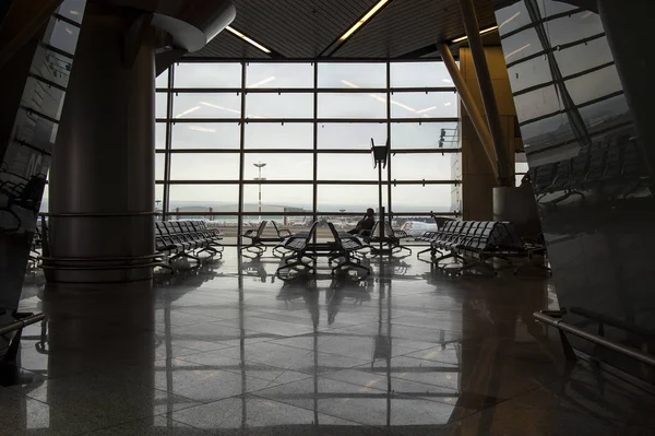 Vnukovo Aeroporto a partir do interior, sala de espera — Fotografia de Stock