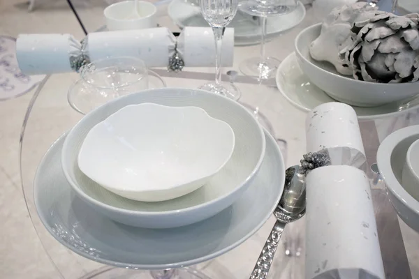 Noel ziyafeti masa dekorasyonu beyaz renklerle. Seramik tabağa boyanmış beyaz enginar. — Stok fotoğraf