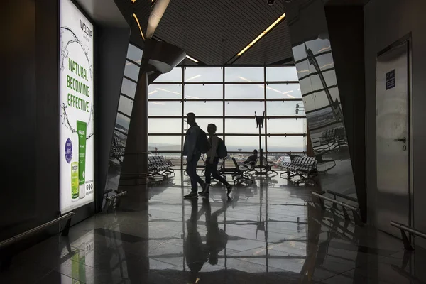 Vnukovo Aeroporto a partir do interior, sala de espera — Fotografia de Stock