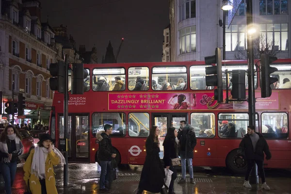 Πολυσύχναστη σκηνή δρόμου στο Oxford Circus με βρετανικές σημαίες να διακοσμούν την Regent Street, έναν ορόσημο λιανικό προορισμό στο West End του Λονδίνου — Φωτογραφία Αρχείου