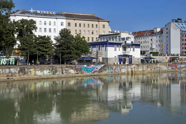 Wide angle view of the Danube canal in Vienna city center. — Stock Photo, Image