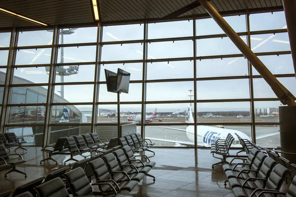 Vnukovo Aeroporto a partir do interior, sala de espera — Fotografia de Stock