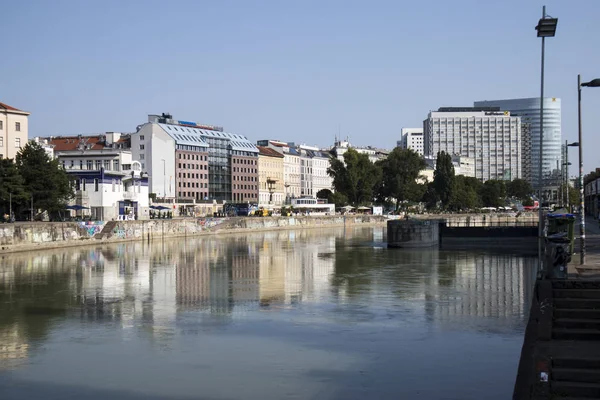 Wide angle view of the Danube canal in Vienna city center. — Stock Photo, Image