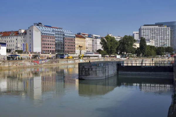 Wide angle view of the Danube canal in Vienna city center. — Stock Photo, Image