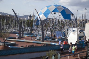 Port Vell Barcelona 'daki Modern Maremagnum Alışveriş Merkezi -