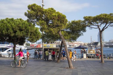 Barceloneta Palm yolunda yürüyen insanlar,