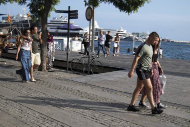Barceloneta Palm yolunda yürüyen insanlar,