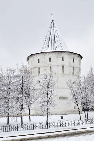 Novospassky klooster in de winter. Belfort en torens. — Stockfoto