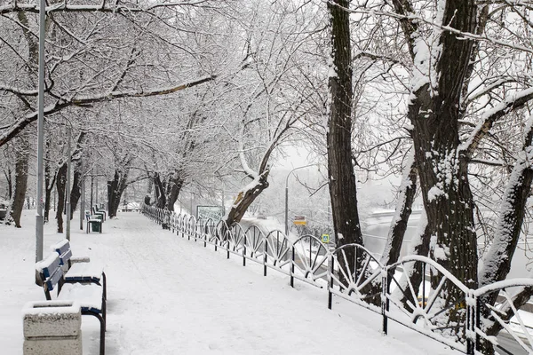 Krutitskaya embankment in winter. View of Moscow river and musical theater. — Stock Photo, Image