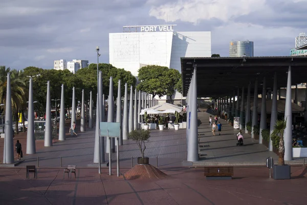 Nowoczesny Port Vell (Stary Port). Port Vell i Rambla de Mar - jedna z głównych atrakcji Barcelony. — Zdjęcie stockowe