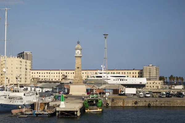 Modern Port Vell (Gamla hamnen). Port Vell och Rambla de Mar - en av de största attraktionerna i Barcelona. — Stockfoto