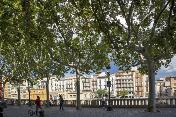 Barrio judío histórico de Girona con el puente Eiffel al amanecer, Barcelona, España, Cataluña — Foto de Stock