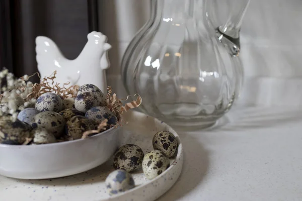 Αυγά ορτυκιού σε ένα λευκό κεραμικό μπολ. Πάσχα διακόσμηση της κουζίνας — Φωτογραφία Αρχείου