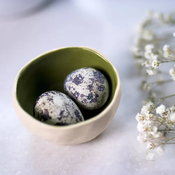 Huevos de codorniz en un tazón de cerámica blanca. Decoración de Pascua de cocina —  Fotos de Stock