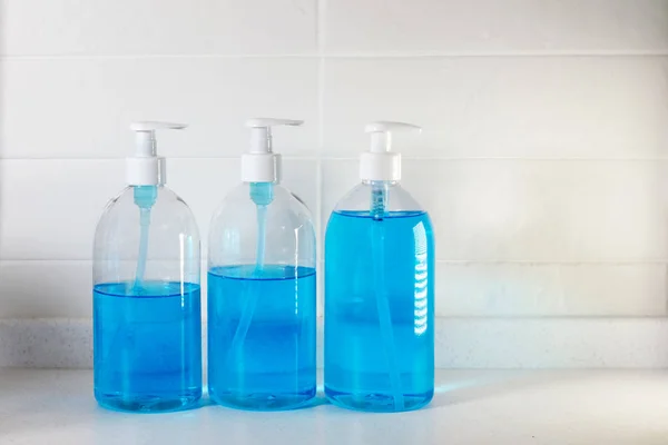 Mutfağın iç kısmının parçası. Şeffaf plastikte sıvı mavi sabun. — Stok fotoğraf