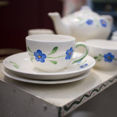 Satılık bit pazarındaki çok renkli çay ve yemek setleri.