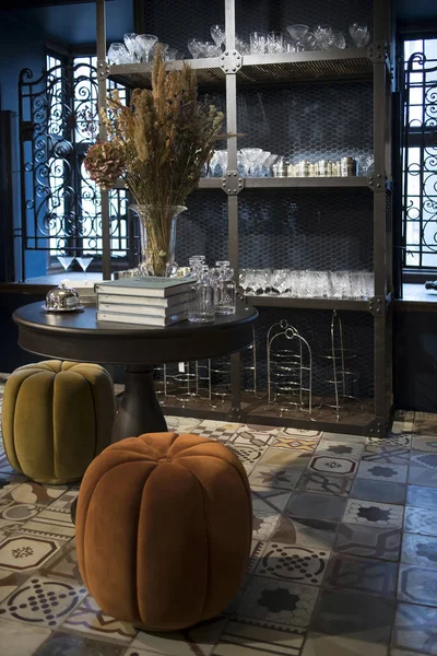 Interior da loja Liberty em Regent Street. Uma mesa grande com uma toalha de mesa branca é servida com porcelana, com flores de hortênsia em vasos grandes . — Fotografia de Stock