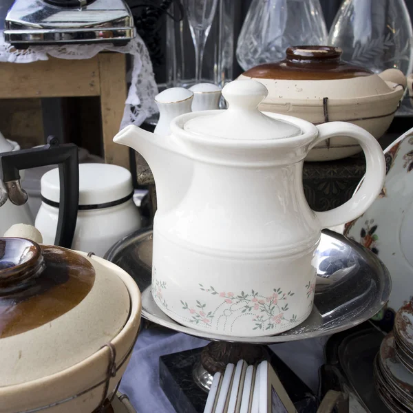 Die bunten Tee- und Essensgarnituren auf einem Flohmarkt zum Verkauf — Stockfoto