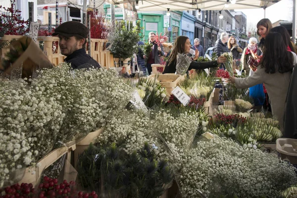 La folla compra fiori al Columbia Flower Market — Foto Stock