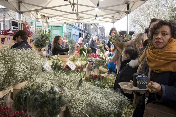 Crowd köper blommor på Columbia Flower Market — Stockfoto