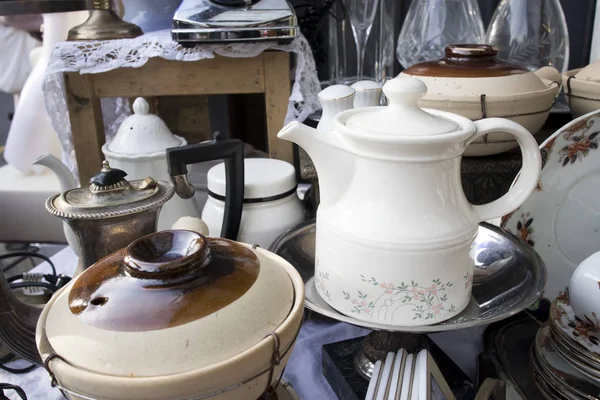 Wide variety of plates bowls and mugs lined up for sale at the market. — Stock Photo, Image