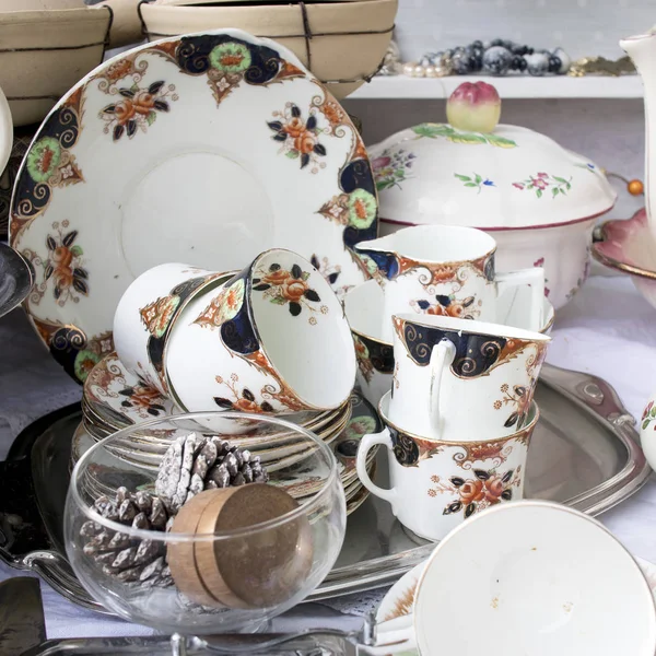 Широкий спектр тарелок миски и кружки выстроились для продажи на рынке . — стоковое фото