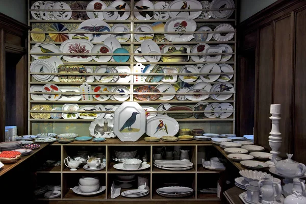 Wide variety of plates bowls and mugs lined up for sale at the market. — Stock Photo, Image