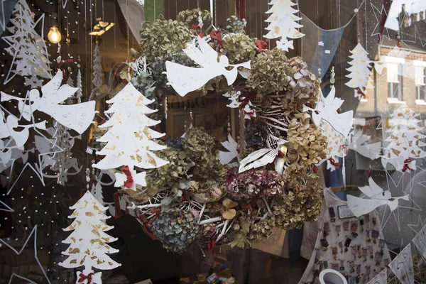 Decoração de Natal para uma vitrine que vende artesanal e artesanal. Cartão Anjos e grinaldas — Fotografia de Stock