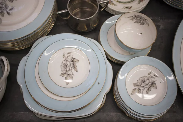 The multicolored tea and dining sets at a flea market for sale — Stock Photo, Image