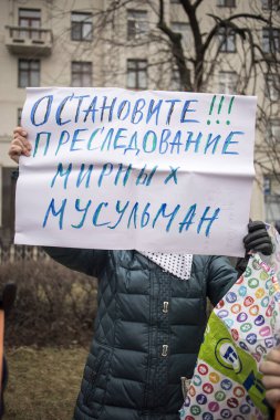 Rus neo-Naziler tarafından öldürülen insan hakları avukatı ve gazetecinin anısına yürüyüş.