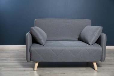 İki yastıklı gri yumuşak kanepe. Mavi sırtlı modern tasarım kanepesi
