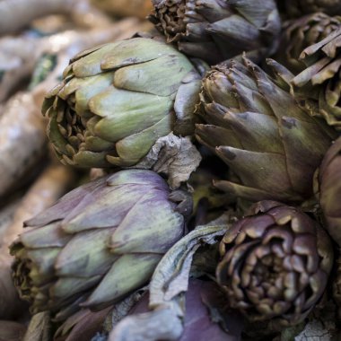 Mahan Yehuda market tezgahındaki güzel yeşil enginarların arka planı.