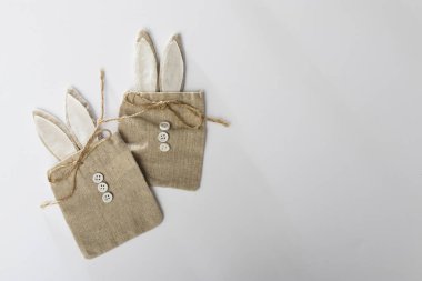 Beyaz tepside bıldırcın yumurtası. Dekorasyon. Paskalya kartı.