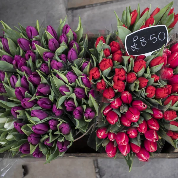 Coloridos ramos de tulipanes para la venta en el mercado callejero — Foto de Stock