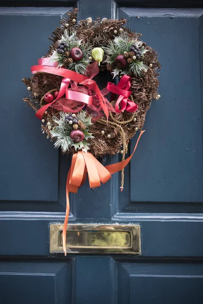 圣诞前用圣诞花圈装饰的英国门 — 图库照片