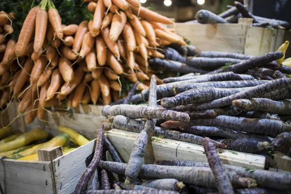 Karotten: lila, gelb und orange zum Verkauf auf dem Markt des Stadtbezirks — Stockfoto