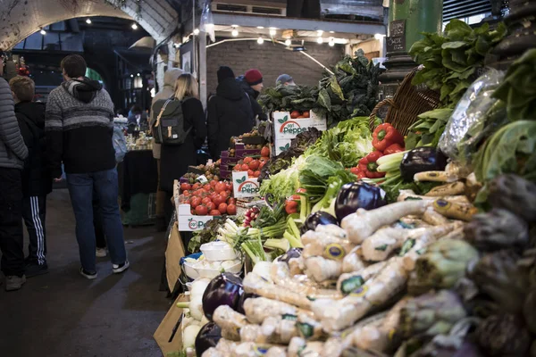 Verschiedene Gemüse- und Salatsorten auf dem Markt. Innenraum eines Gemüseladens — Stockfoto