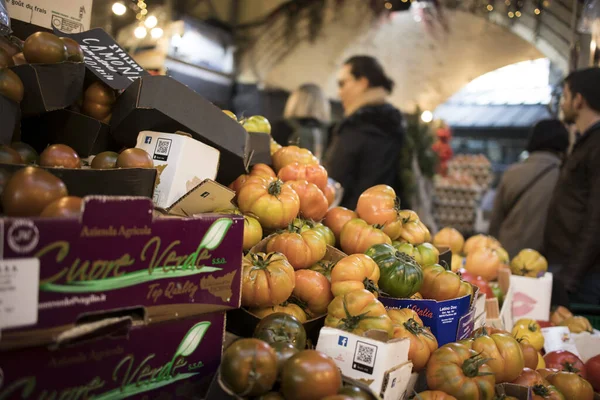 Βουνό με κίτρινες ντομάτες στο τμήμα λαχανικών. Οι αγοραστές δεν είναι έξυπνοι. — Φωτογραφία Αρχείου