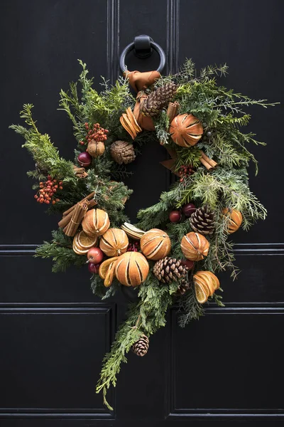 圣诞前用圣诞花圈装饰的英国门 — 图库照片