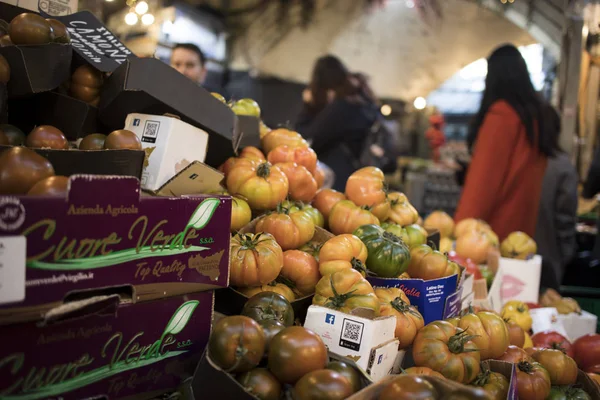 Egy halom sárga paradicsom a zöldségrészlegen. A vásárlók nem okosak. — Stock Fotó