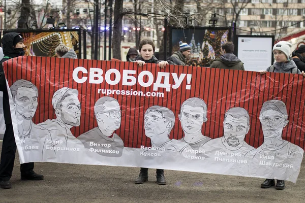 Rus neo-Naziler tarafından öldürülen insan hakları avukatı ve gazetecinin anısına yürüyüş. — Stok fotoğraf