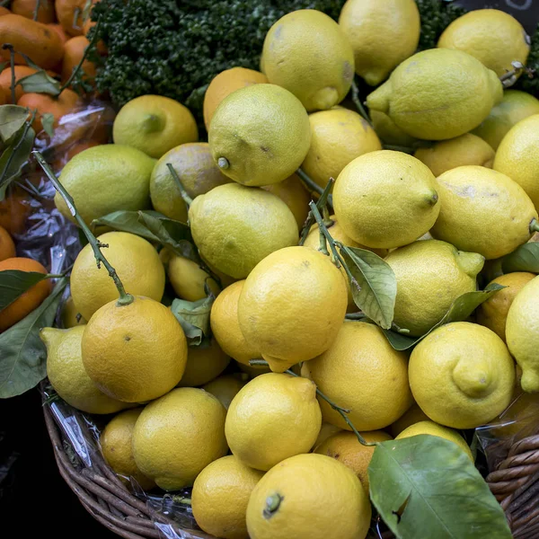 Organic lemons in the wicker willow basket for sale in street — Stock Photo, Image