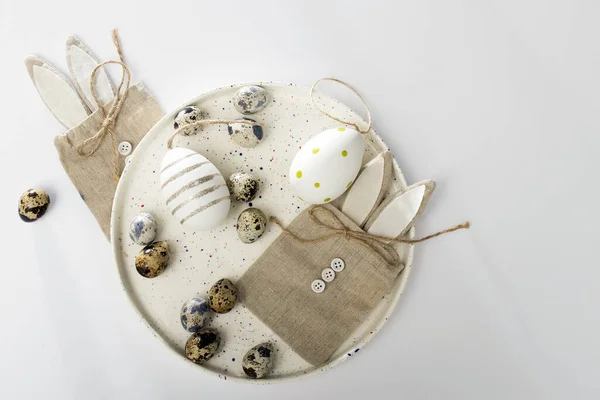 Huevos de codorniz en un plato blanco. decoración. Tarjeta de Pascua . —  Fotos de Stock