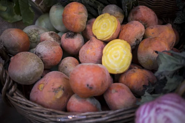 Žlutá řepa ve vrbovém proutěném koši na prodej v Borough Market — Stock fotografie