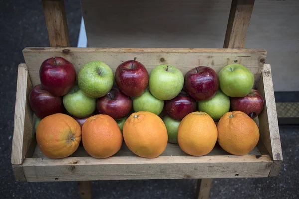 Rote, grüne Äpfel und Orangen zum Verkauf auf dem Wochenmarkt — Stockfoto